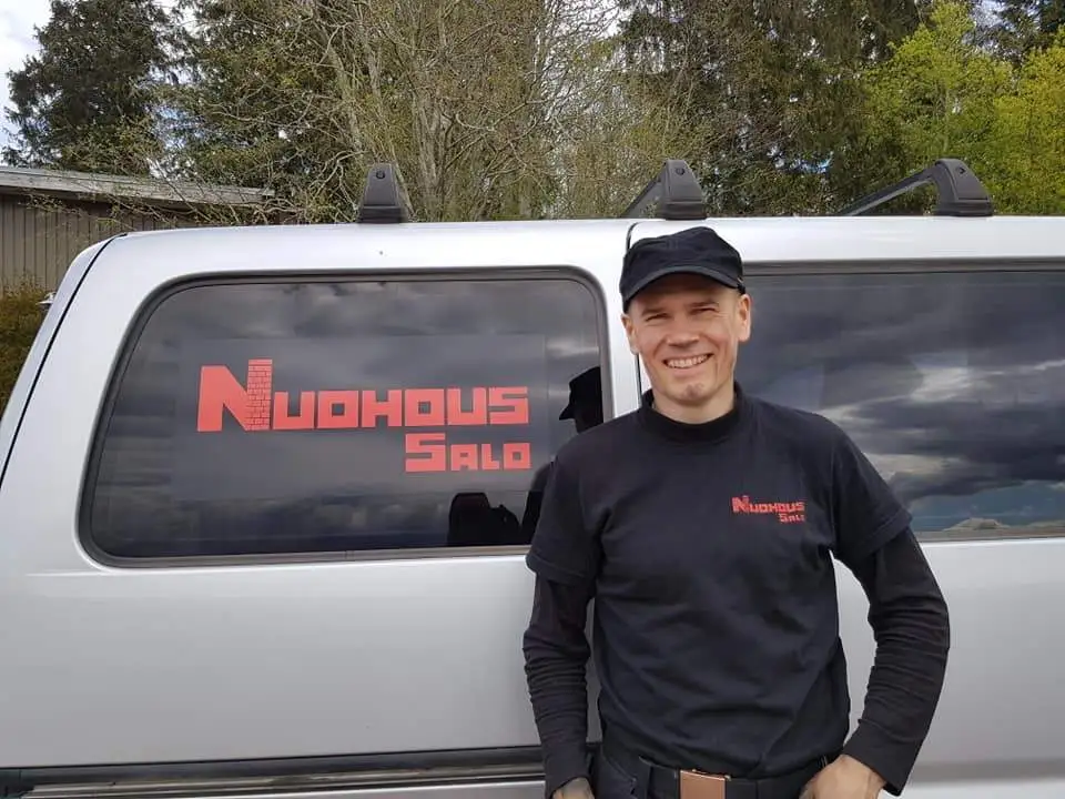 Nuohooja Mika. Nuohous Salo Oy, puh 041 3152465